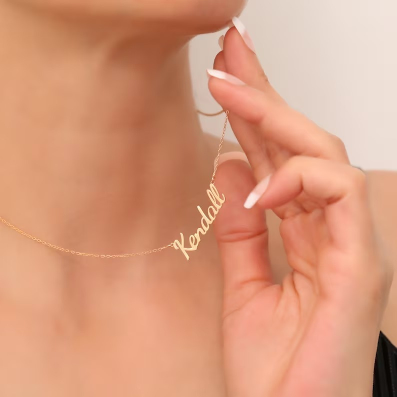 Elegant custom name necklace in gold with adjustable chain
